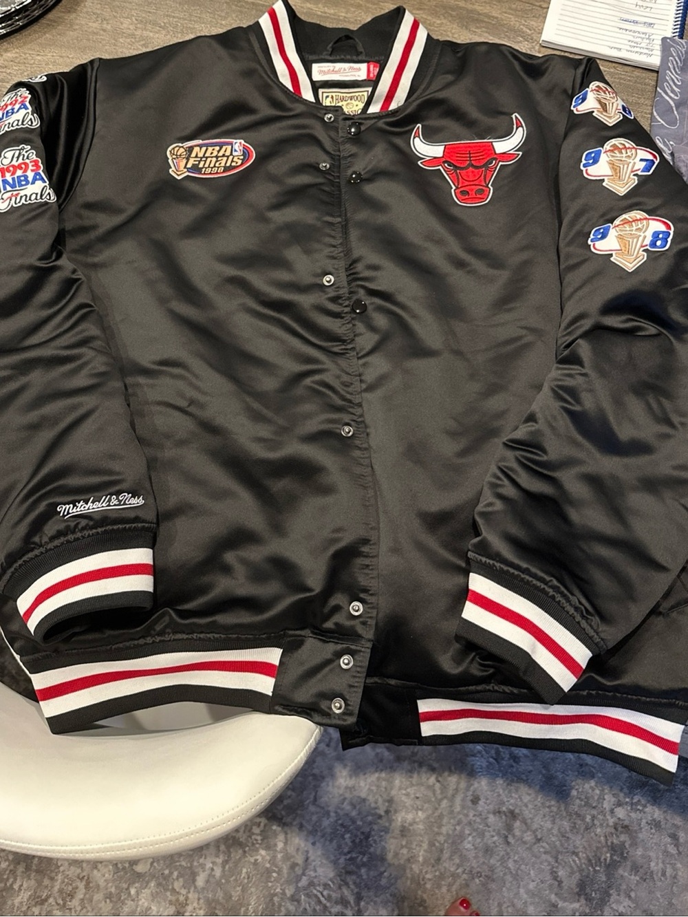 Mitchell & Ness Hardwood Classics Chicago Bulls Satin Jacket Mens Size 2X-Large